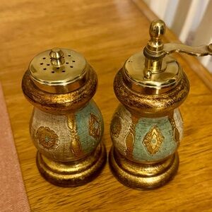 Elegant Gold and Green Pepper Mill Set